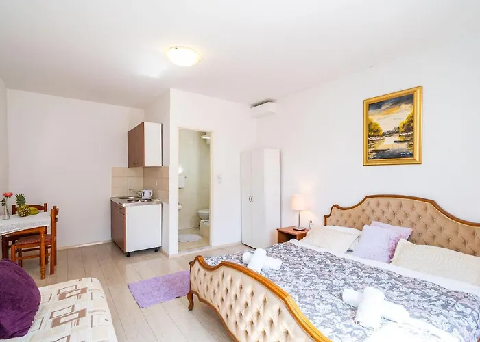 Deluxe Rooms With A Terrace View At Old City Gate